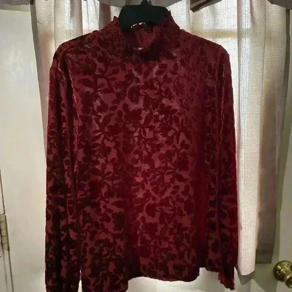 Ladies sz XXL holidays top , collar and cuffs are gathered , detailed design . - Picture 2 of 5